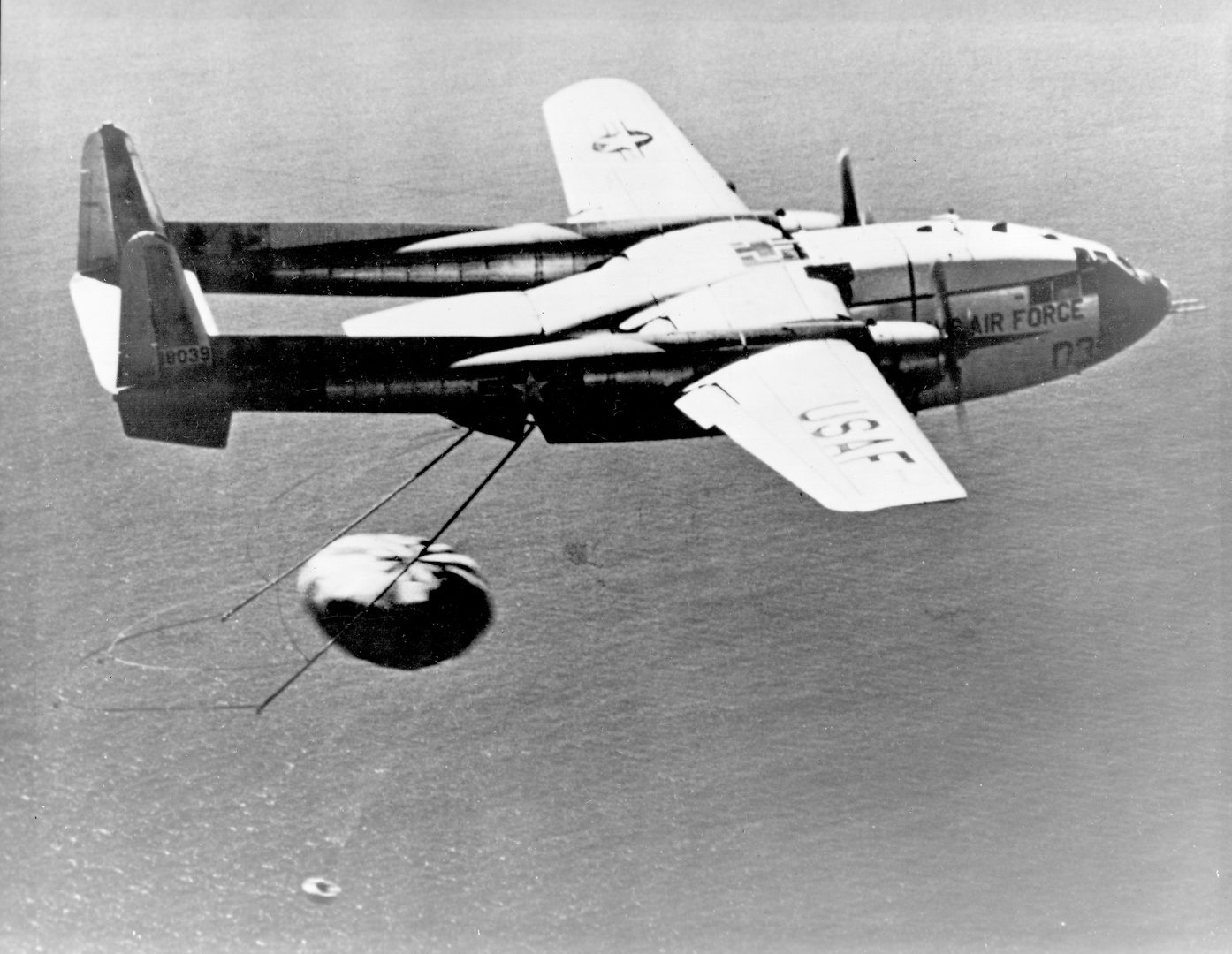 Recuperación en vuelo de una cápsula del programa CORONA, pionero de las imágenes satelitales.